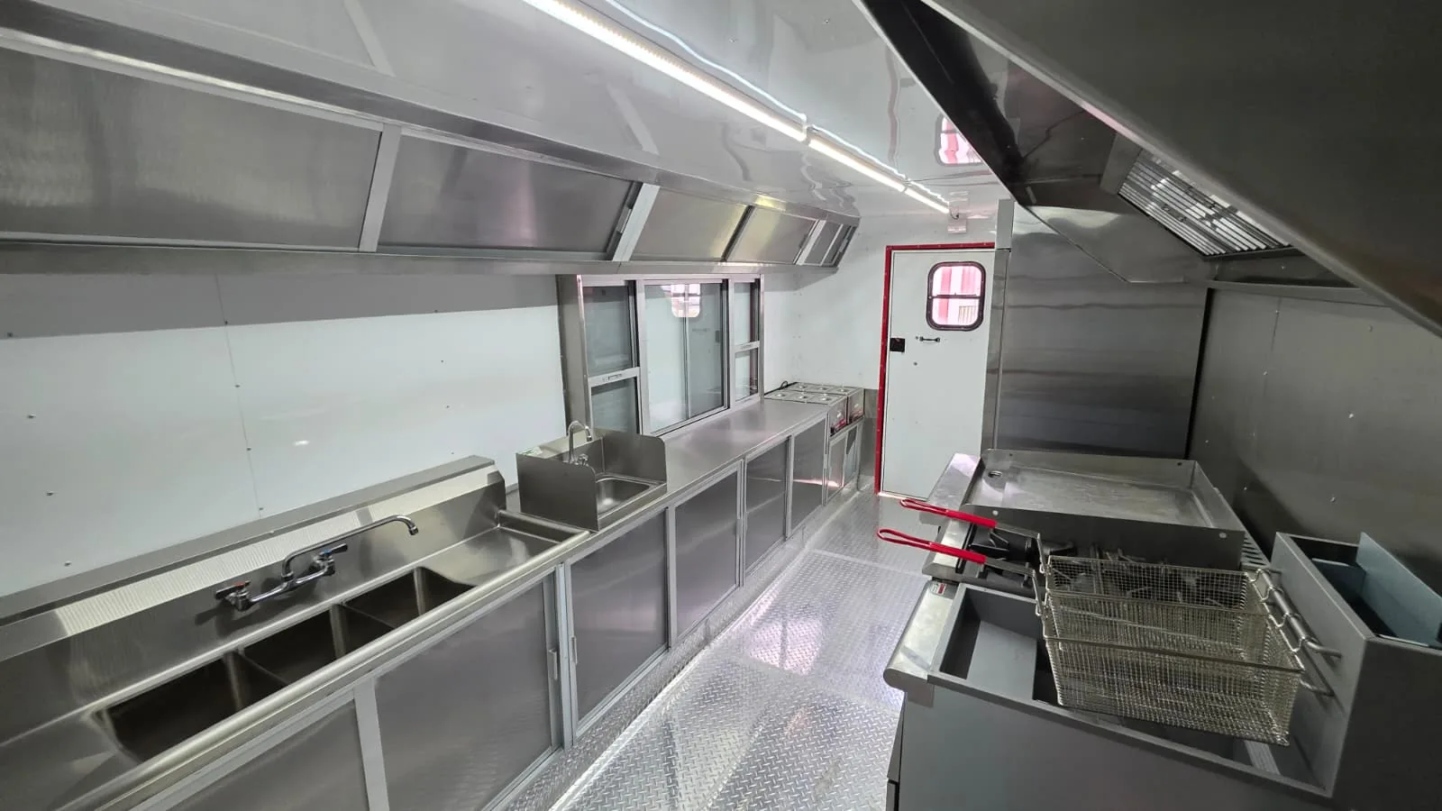 Carranza trailer ventilation and equipment layout